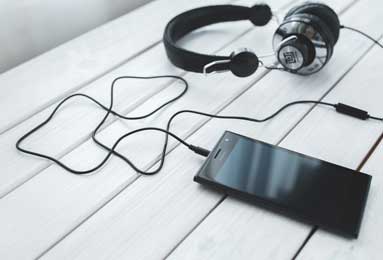 西甲40岁传奇还在踢：头发花白 3万人致敬！巴萨巨星送拥抱